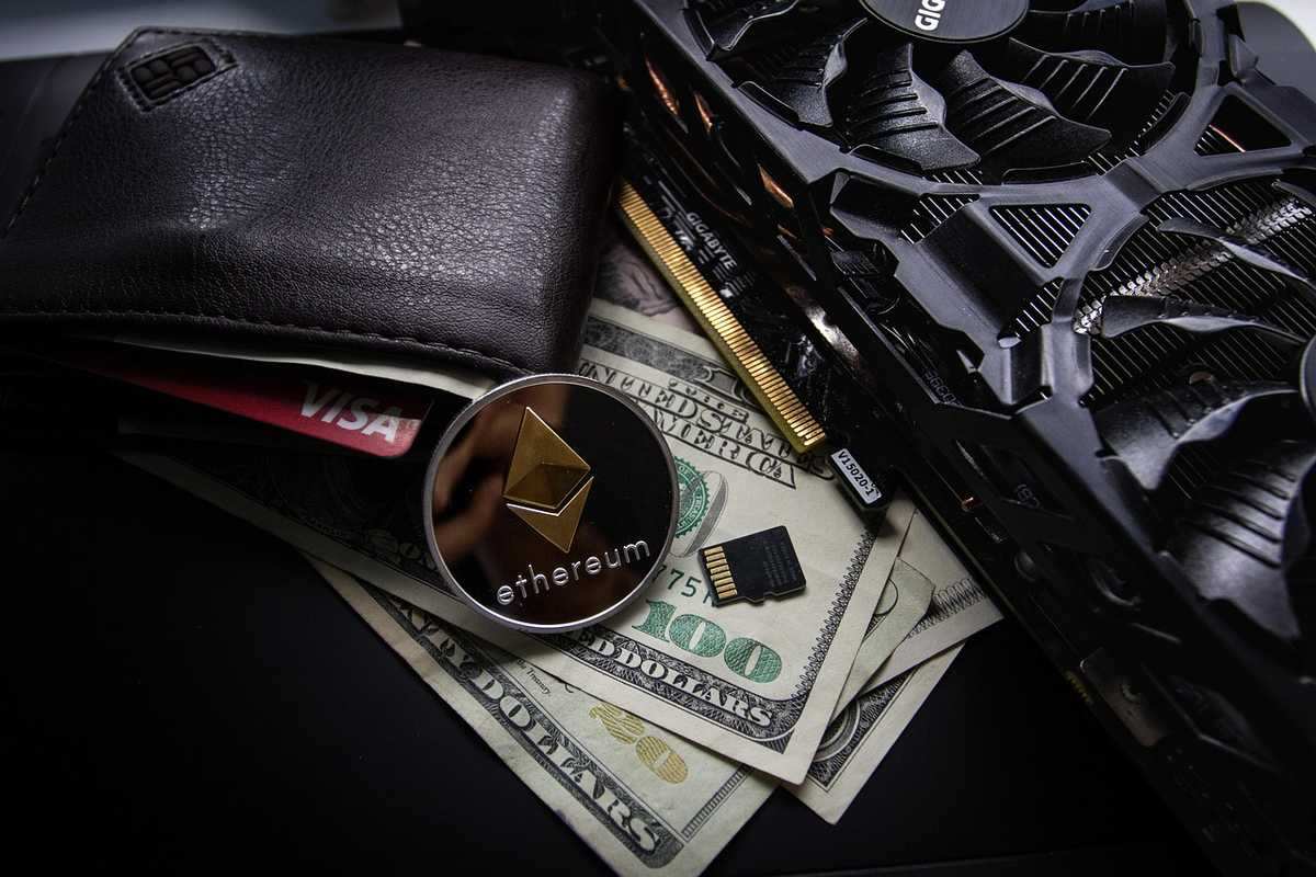 Portefeuille avec carte de crédit, jeton Ethereum, fan de PC, microprocesseur et billets de 100 dollars Portefeuille avec carte de crédit, jeton Ethereum, fan de PC, microprocesseur et billets de 100 dollars